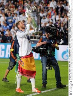 Lissabon Fußball Champions League Finale Real Madrid CF vs. Club Atletico de Madrid, Sergio Ramos (Real) jubelt mit dem Pokal