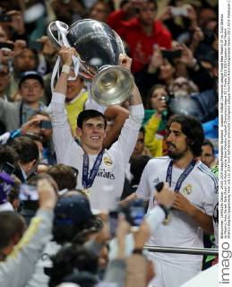 Lissabon Fußball Champions League Finale Real Madrid CF vs. Club Atletico de Madrid, links Gareth Bale (Real) mit Pokal, rechts Sami Khedira