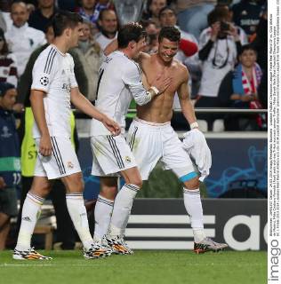 Lissabon Fußball Champions League Finale Real Madrid CF vs. Club Atletico de Madrid, Mitte Cristiano Ronaldo (Real) zieht sich das Trikot aus nach seinem Treffer, Mitte Gareth Bale (Real)