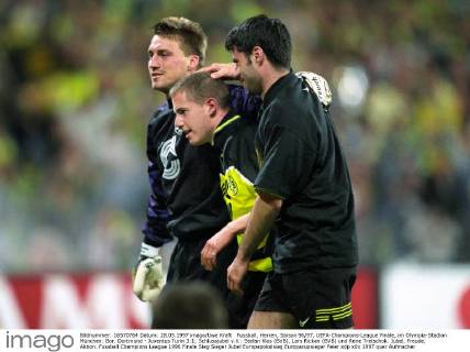 Fussball, Herren, Saison 96 97, UEFA-Champions-League Finale, im Olympia-Stadion München: Bor. Dortmund - Juventus Turin 3:1; Schlussjubel v.li.: Stefan Klos (BVB), Lars Ricken (BVB) und Rene Tretschok. Jubel, Freude, Aktion.
