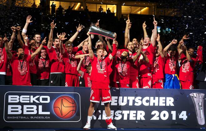Basketball Berlin 18.06.2014 1. Bundesliga BBL Saison 2013 2014 Finale Spiel 4 Alba Berlin - FC Bayern München 62:75 Bayern München ist Deutscher Meister 2014 Steffen Hamann (München, No.06) mit Pokal Lucca Staiger (München, No.10) Paul Zipser (München, No.16) Lucca Staiger (München, No.10) Malcolm Delaney (München, No.23) Deon Thompson (München, No.09) Robin Benzing (München, No.12) Chevon Troutman (München, No.05) Nihad Djedovic (München, No.14) Bryce Taylor (München, No.44)