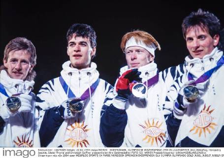 SKISPRINGEN, OLYMPISCHE WINTERSPIELE 1994 IN LILLEHAMMER Jens Weissflog, Hansjoerg Jaeckle, Dieter Thoma und Christoph Duffner praesentieren ihre Goldmedaillen FOTO (C): WEREK Pressebildagentur xxNOxMODELxRELEASExx