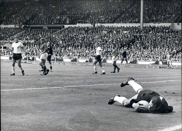 Fußball, WM 1966, Finale in Wembley, England - Deutschland 4-2 n.V. Jul. 30, 1966 - World Cup Football England Versus West Germany World Cup Final at London, Wembley.: Photo shows Hans Tilkowski, the West German goalkeeper, saves a shot from England s bobby Charlton during the world cup Final at London, Wembley today. - ZUMAk09