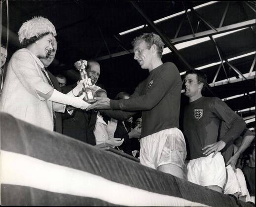 Fußball, WM 1966, Finale in Wembley, England - Deutschland 4-2 n.V. Jul. 30, 1966 - World Cup Football: England win the world cup after defeating West Germany at Wembley, London. Photo Shows Bobby Moore, the England captain is all smiles after receiving the Jules-Rimet Trophy from H.M. the Queen Elizabeth II. after England s victory in the World Cup final at Wembley, London today. - ZUMAk09