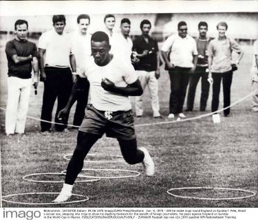 Jun. 4, 1970 - Will he make rings round England on Sunday?: Pele, Brazil s soccer ace, stepping into rings to show his dazzling footwork for the benefit of foreign journalists. He plays against England on Sunday in the World Cup in Mexico.  - ZUMAk09