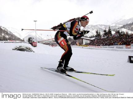 DISL Uschi wurde Einzelweltmeisterin in der Verfolgung über 10 km der Frauen bei der Biathlon WM 2005 in Hochfilzen und somit Doppelweltmeisterin innerhalb von 24 Stunden! Biathlon Weltmeisterschsften 2005 in Hochfilzen Österreich.Sport Biathlon Aktion. 