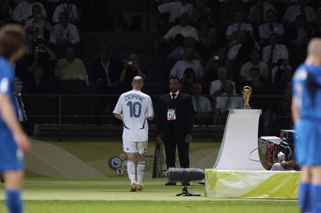 ZIDANE Zinedine Team_Frankreich verlaesst den Platz nach seinem Platzverweis wegen Kopfstosses gegen seinen Gegenspieler MATERAZZI Marco FIFA_Fussball Weltmeisterschaften 2006 in Deutschland Fussball Finale Italien-Frankreich im Berliner Olympiastadion 