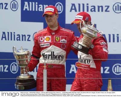 SCHUMACHER Michael Team Scuderia Ferrari Sieger Großer Preis von Europa 2004 auf dem Nürburgring.Sport Motorsport Formel 1 Siegeehrung mit Rubens Barrichello. Copyright