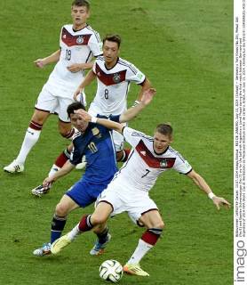 RIO DE JANEIRO, July 13, 2014 (Xinhua) -- Germany s Toni Kroos (No.18), Mesut Ozil (No.8) and Bastian Schweinsteiger (No.7) vie for the ball with Argentina s Lionel Messi during the final match between Germany and Argentina of 2014 FIFA World Cup at the Estadio do Maracana Stadium in Rio de Janeiro, Brazil, on July 13, 2014. (Xinhua Lui Siu Wai)(rh) (SP)BRAZIL-RIO DE JANEIRO-WORLD CUP 2014-FINAL-GERMANY VS ARGENTINA 
