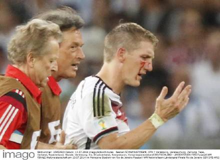Bastian SCHWEINSTEIGER, DFB 7 Verletzung, Verstauchung, Zerrung, Tape, Verband, Tapeverband, Wunde, Verletzung, Eis, Druckverband, Kompression, Kompressionsverband DEUTSCHLAND - ARGENTINIEN FIFA Fussball WM FINALE Weltmeisterschaft am 13.07.2014 im Maracana Stadion von Rio de Janeiro