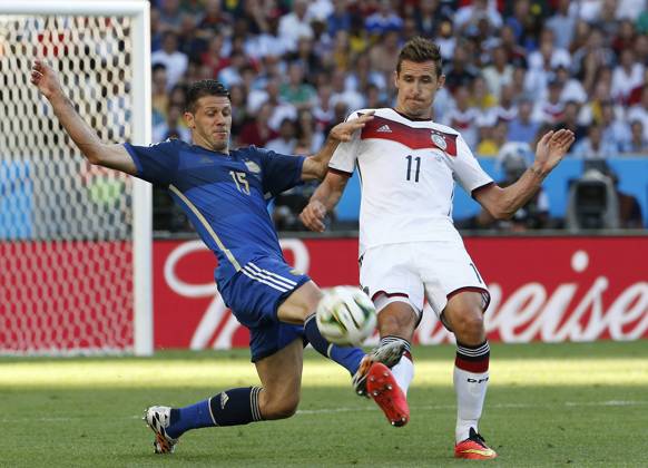 Rio de Janeiro, World Cup 2014 final between Germany and Argentina. In this picture, Martin Demichelis and Miroslav Klose. xJOSExANTONIOxSANZx 