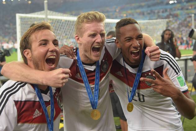 13.07.2014, xbtx, Fussball WM 2014, Finale Deutschland - Argentinien, v.l. Mario Götze (Deutsche Fussball Nationalmannschaft DFB), Andre Schürrle (Deutsche Fussball Nationalmannschaft DFB), Jerome Boateng (Deutsche Fussball Nationalmannschaft DFB) jubeln jubelt nach Spielende.