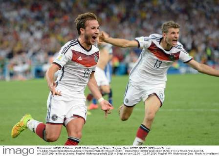 Torjubel Mario GÖTZE;GÖTZE (GER) nach Tor zum 1-0,Jubel,Freude,Begeisterung,Aktion,hi:Thomas MÜLLER (MÜLLER) (GER). Deutschland (GER))-Argentinien (ARG) 1-0 n.V Finale,Final,Spiel 64, am 13.07.2014 in Rio de Janeiro. Fussball Weltmeisterschaft 2014 in Brasilien vom 12.06. - 13.07.2014.