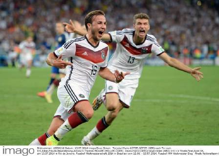 Torjubel Mario GÖTZE;GÖTZE (GER) nach Tor zum 1-0,Jubel,Freude,Begeisterung,Aktion,hi:Thomas MÜLLER (MÜLLER) (GER). Deutschland (GER))-Argentinien (ARG) 1-0 n.V Finale,Final,Spiel 64, am 13.07.2014 in Rio de Janeiro. Fussball Weltmeisterschaft 2014 in Brasilien vom 12.06. - 13.07.2014.