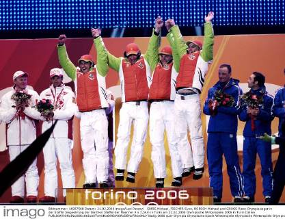 GREIS Michael, FISCHER Sven, ROESCH Michael und GROSS Ricco Olympiasieger in der Staffel Siegeehrung der Biathlon Staffel der Maenner 4 x 7,5km in Turin am 21.02.2006 Olympische Winterspiele 2006 in Turin Italien 