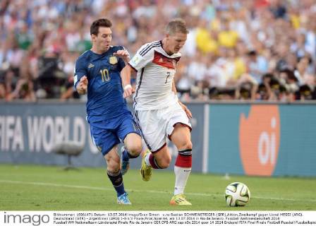 v.re:Bastian SCHWEINSTEIGER (GER),Aktion,Zweikampf gegen Lionel MESSI (ARG). Deutschland (GER) - Argentinien (ARG) 1-0 n.V Finale,Final,Spiel 64, am 13.07.2014 in Rio de Janeiro. Fussball Weltmeisterschaft 2014