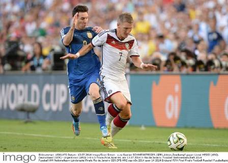 v.re:Bastian SCHWEINSTEIGER (GER),Aktion,Zweikampf gegen Lionel MESSI (ARG). Deutschland (GER) - Argentinien (ARG) 1-0 n.V Finale,Final,Spiel 64, am 13.07.2014 in Rio de Janeiro. Fussball Weltmeisterschaft 2014