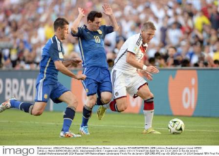v.re:Bastian SCHWEINSTEIGER (GER),Aktion,Zweikampf gegen Lionel MESSI (ARG).Li:Martin DEMICHELIS (ARG). Deutschland (GER) - Argentinien (ARG) 1-0 n.V Finale,Final,Spiel 64, am 13.07.2014 in Rio de Janeiro. Fussball Weltmeisterschaft 2014