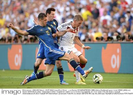 v.re:Bastian SCHWEINSTEIGER (GER),Aktion,Zweikampf gegen Lionel MESSI (ARG) und Martin DEMICHELIS (ARG). Deutschland (GER) - Argentinien (ARG) 1-0 n.V Finale,Final,Spiel 64, am 13.07.2014 in Rio de Janeiro. Fussball Weltmeisterschaft 2014