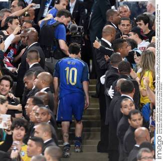 FUSSBALL WM 2014 FINALE Deutschland - Argentinien 13.07.2014 Schwerer Gang: Lionel Messi (Argentinien)muss als Verlierer zum Siegerpodest