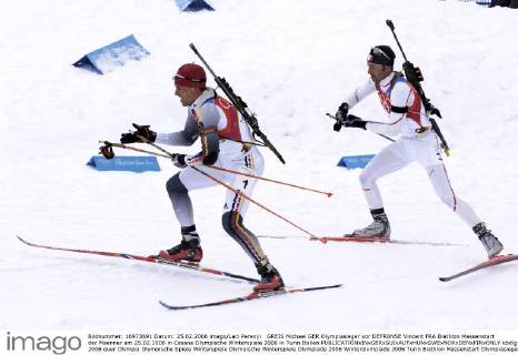 GREIS Michael GER Olympiasieger vor DEFRANSE Vincent FRA Biathlon Massenstart der Maenner am 25.02.2006 in Cesana Olympische Winterspiele 2006 in Turin Italien 