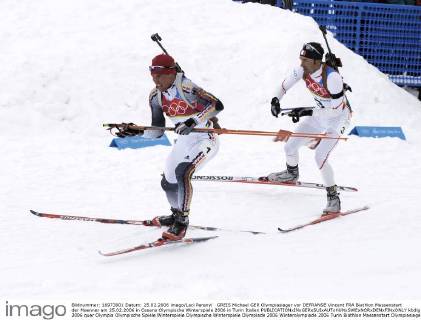 GREIS Michael GER Olympiasieger vor DEFRANSE Vincent FRA Biathlon Massenstart der Maenner am 25.02.2006 in Cesana Olympische Winterspiele 2006 in Turin Italien