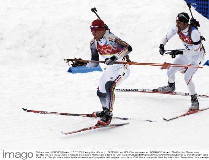 GREIS Michael GER Olympiasieger vor DEFRANSE Vincent FRA Biathlon Massenstart der Maenner am 25.02.2006 in Cesana Olympische Winterspiele 2006 in Turin Italien