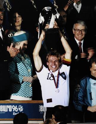KLINSMANN Jürgen mit Königin Elisabeth UEFA Fussball Europameisterschaften 1996 in England Fussball Finale Fussball Europameisterschaften 1996 in Wembley Tschechien-Deutschland Siegeehrung mit EM Pokal 