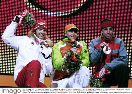 GREIS Michael GER Olympiasieger mit BJOERNDALEN Ole Einar NOR und SIKORA Tomasz POL Siegeehrung Biathlon Massenstart der Maenner am 25.02.2006 in Turin Olympische Winterspiele 2006 in Turin Italien 