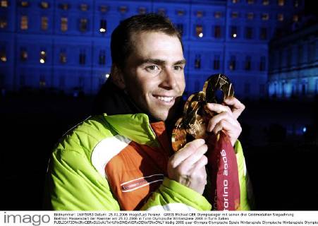 GREIS Michael GER Olympiasieger mit seinen drei Goldmedaillen Siegeehrung Biathlon Massenstart der Maenner am 25.02.2006 in Turin Olympische Winterspiele 2006 in Turin Italien