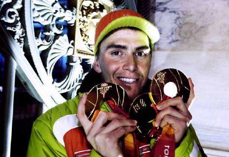GREIS Michael GER Olympiasieger mit seinen drei Goldmedaillen Siegeehrung Biathlon Massenstart der Maenner am 25.02.2006 in Turin Olympische Winterspiele 2006 in Turin Italien
