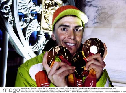 GREIS Michael GER Olympiasieger mit seinen drei Goldmedaillen Siegeehrung Biathlon Massenstart der Maenner am 25.02.2006 in Turin Olympische Winterspiele 2006 in Turin Italien