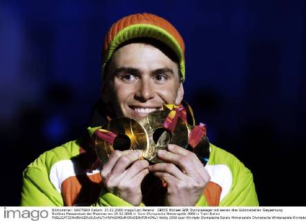 GREIS Michael GER Olympiasieger mit seinen drei Goldmedaillen Siegeehrung Biathlon Massenstart der Maenner am 25.02.2006 in Turin Olympische Winterspiele 2006 in Turin Italien