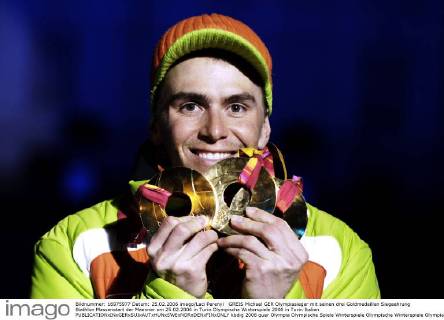 GREIS Michael GER Olympiasieger mit seinen drei Goldmedaillen Siegeehrung Biathlon Massenstart der Maenner am 25.02.2006 in Turin Olympische Winterspiele 2006 in Turin Italien
