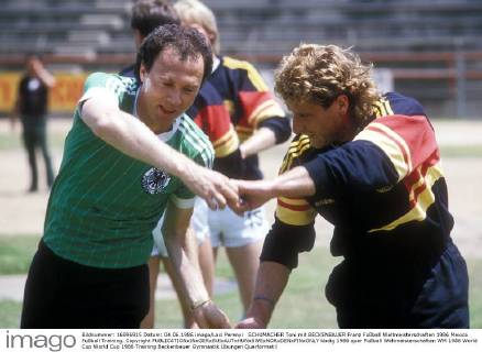 SCHUMACHER Toni mit BECKENBAUER Franz Fußball Weltmeisterschaften 1986 Mexico Fußball Training. Copyright