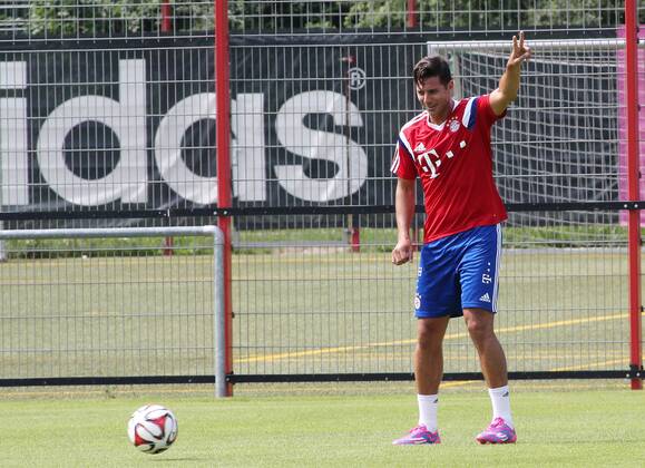 17.07.2014,FC Bayern Training, Säbenerstrasse, München,Fussball,Sport,im Claudio Pizarro begrüsst einen Fan , EP_prz