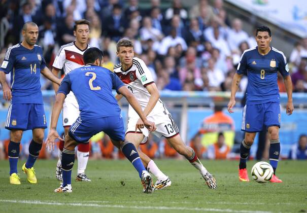 MUELLER Thomas Team Deutschland mit GARAY FIFA Fussball Weltmeisterschaften 2014 Finale Spiel Deutschland gegen Argentinien am 13.Juli 2014 in Rio de Janeiro 