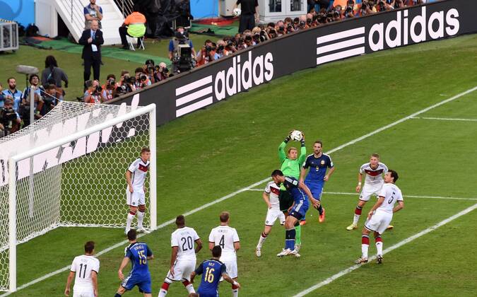 FUSSBALL WM 2014 FINALE Deutschland - Argentinien 13.07.2014 Spielszene mit Bandenwerbung; Übersicht Strafraum Torraum Torwart Manuel Neuer (Deutschland) mit Ball