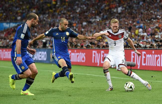 FUSSBALL WM 2014 FINALE Deutschland - Argentinien 13.07.2014 Andre Schürrle (re, Deutschland) bereitet mit dieser Flanke das Siegtor zum 1-0 durch Mario Götze (Deutschland) vor. Javier Mascherano (Mitte, Argentinien) und Pablo Zabaleta (li, Argentinien) können nicht eingreifen