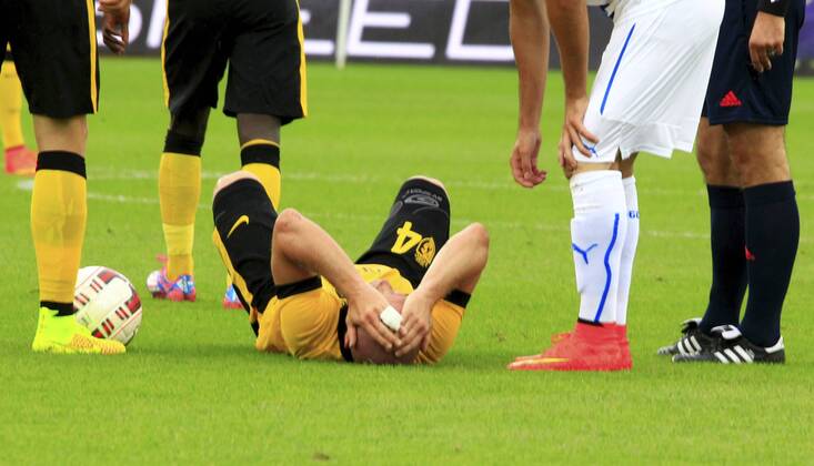 30.07.2014 Zürich Fussball Herren Champions League-Qualifikation Saison 2014 2015 Stadion Letzigrund Grasshopper Club Zürich - OSC Lille Bild zeigt Florent Balmont (Lille) am Boden (GC ) Einzelbild Aktion Foto