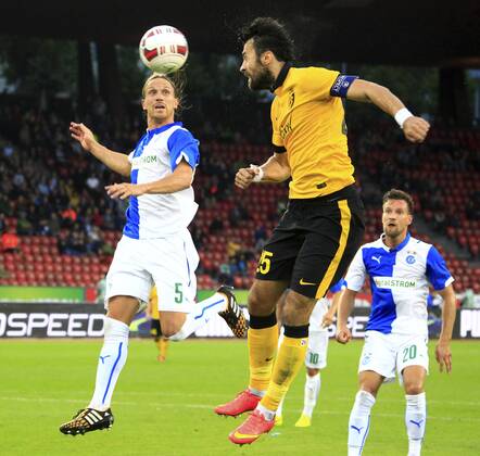 30.07.2014 Zürich Fussball Herren Champions League-Qualifikation Saison 2014 2015 Stadion Letzigrund Grasshopper Club Zürich - OSC Lille Bild zeigt Michael Lang (GC) (I) gegen Marko Basa (Lille) Aktion Zweikampf Foto
