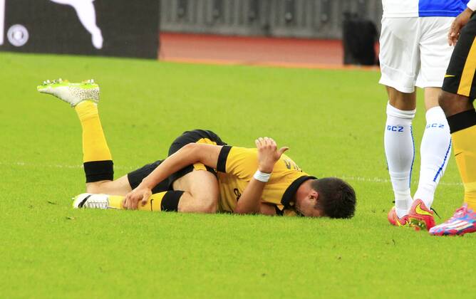 30.07.2014 Zürich Fussball Herren Champions League-Qualifikation Saison 2014 2015 Stadion Letzigrund Grasshopper Club Zürich - OSC Lille Bild zeigt Sebastien Corchia (Lille) am Boden (GC ) Einzelbild Aktion Foto
