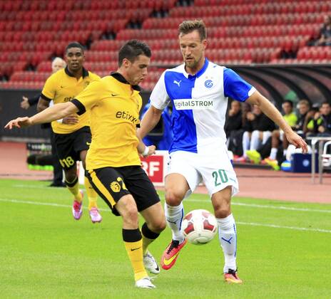 30.07.2014 Zürich Fussball Herren Champions League-Qualifikation Saison 2014 2015 Stadion Letzigrund Grasshopper Club Zürich - OSC Lille Bild zeigt Sebastien Corchia (Lille) (I) gegen Daniel Pavlovic (GC) Zweikampf Aktion Foto