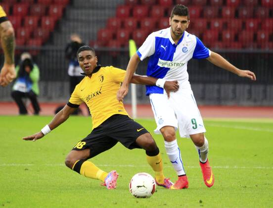 30.07.2014 Zürich Fussball Herren Champions League-Qualifikation Saison 2014 2015 Stadion Letzigrund Grasshopper Club Zürich - OSC Lille Bild zeigt Munas Dabbur (GC) (r) gegen Frank Beria (Lille) Zweikampf Aktion Foto