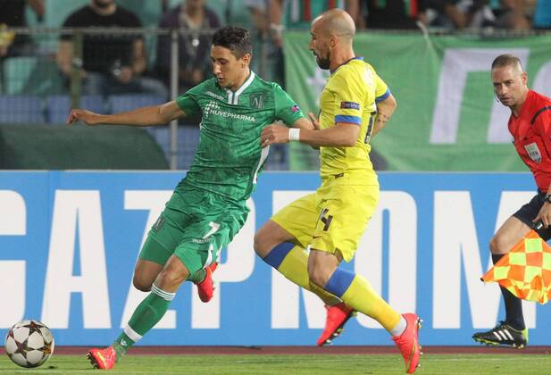 Sofia - PFC Ludogorets Razgrad FC Steaua Bukarest - UEFA play off champions league men s football Mihail Aleksandrov(L) PFC Ludogorets and Iasmin Latovlevici(r) FC Steaua 