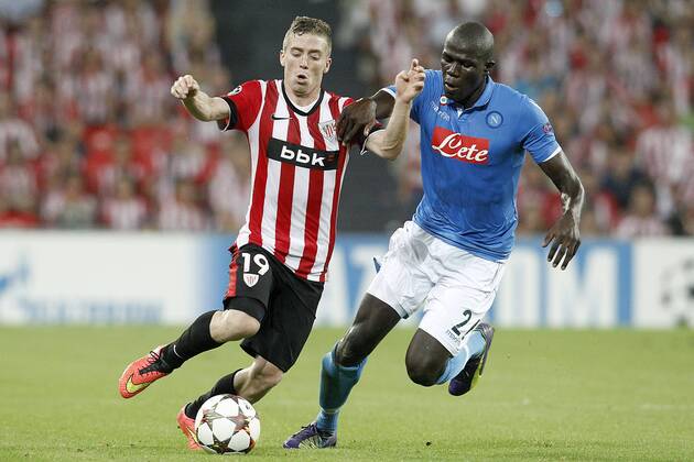 Athletic de Bilbao s Iker Muniain (l) and SSC Napoli s Kalidou Koulibaly during Champions League 2014 2015 Play-off 2nd leg match.August 27,2014.  (2014082735)