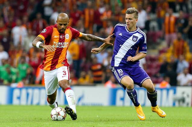 ISTANBUL - Galatasaray s Felipe Melo and Anderlecht s Dennis Praet fight for the ball during a soccer game between Turkish team Galatasaray S.K. and Belgian team RSC Anderlecht in the Tuk Telekom Arena in Istanbul, Turkey, Tuesday 16 September 2014, on day 1 of the group stage of the UEFA Champions League competition, in group D. VIRGINIExLEFOUR  04316858