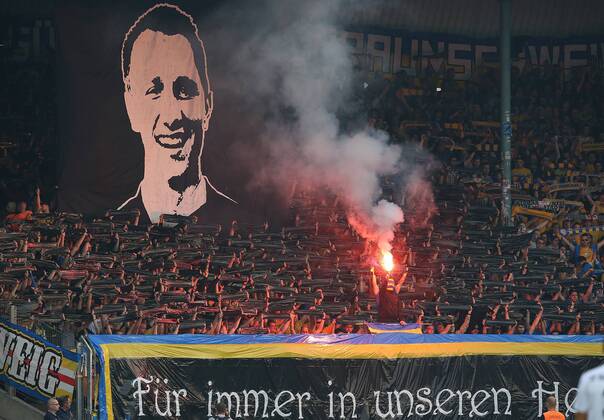 19.09.2014, xvex, Fussball 2.Bundesliga, Eintracht Braunschweig - Fans der Eintracht in Gedanken an Marko der mit 16 Jahren Gestorben ist