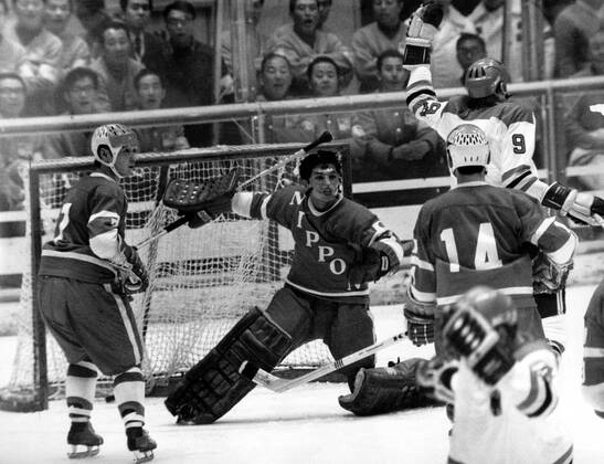 Olympische Winterspiele in Sapporo, Eishockey, Japan - BR Deutschland: Lorenz Funk (re.hi., BRD) bejubelt seinen Treffer
