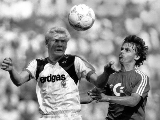 Stefan Effenberg (Borussia Mönchengladbach, li.) gegen Olaf Thon (FC Bayern München)